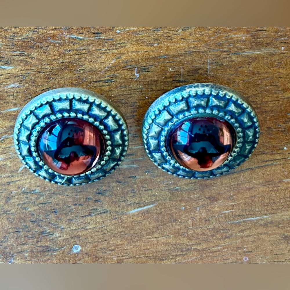 Vintage Ciner-like large Clip-on Earrings with Round Cabochon Amber Color Stone - Picture 5 of 6